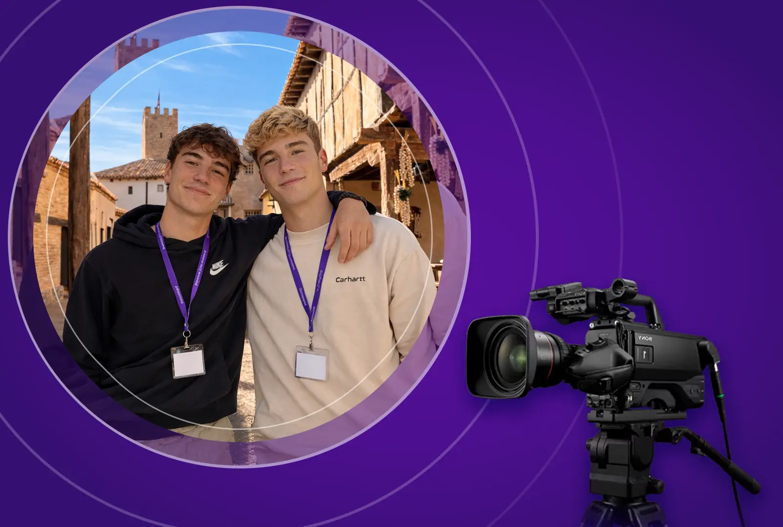Dos chicos posando para una foto en Puy Du Fou