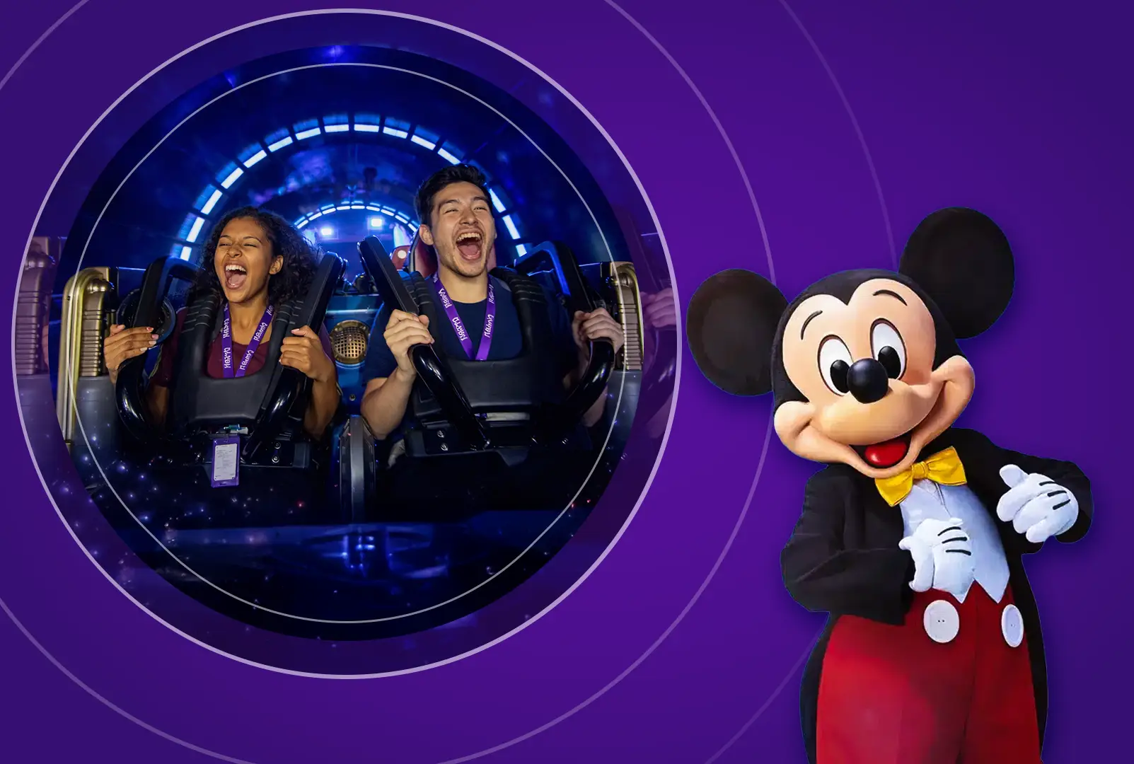 Dos chicos montados en la Hyperspace Mountain