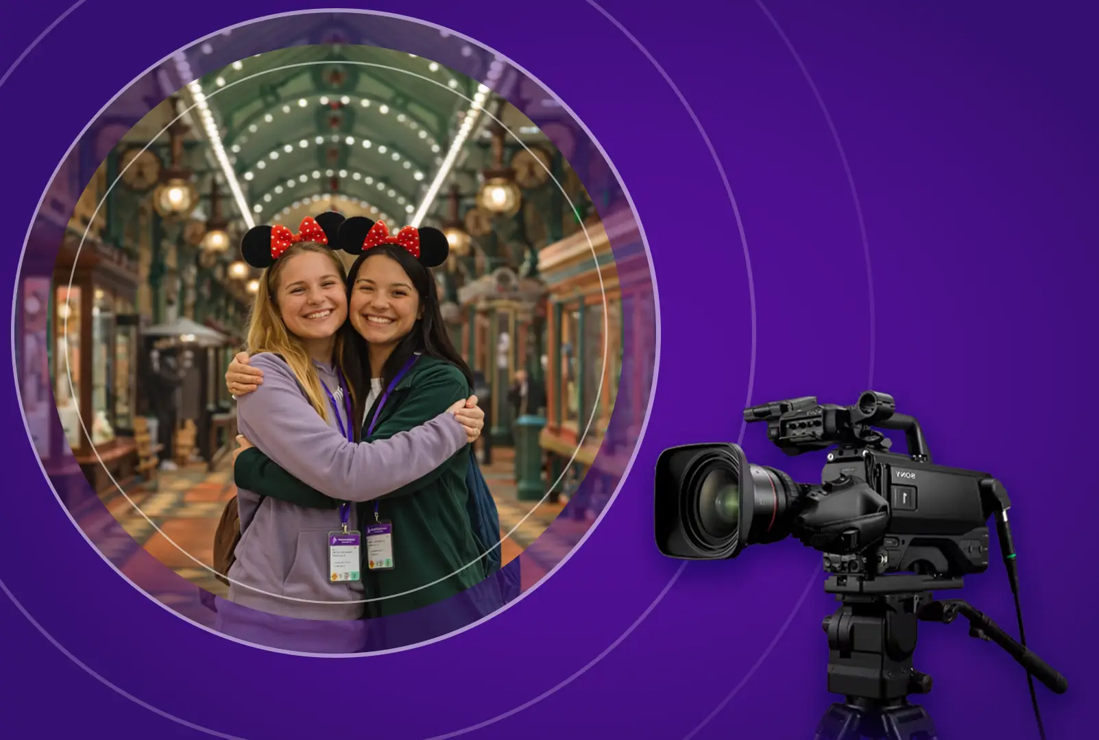 Dos chicas abrazándose en el interior de Main Street